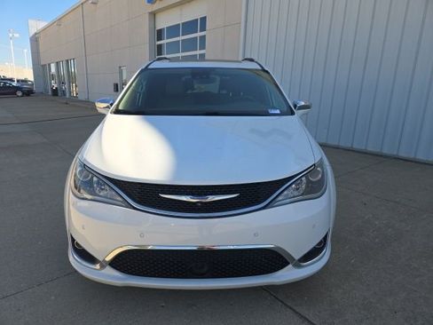 Used 2018 Chrysler Pacifica Limited w/ Tire & Wheel Group image 3