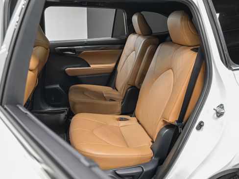 Used 2024 Toyota Highlander Platinum image 26