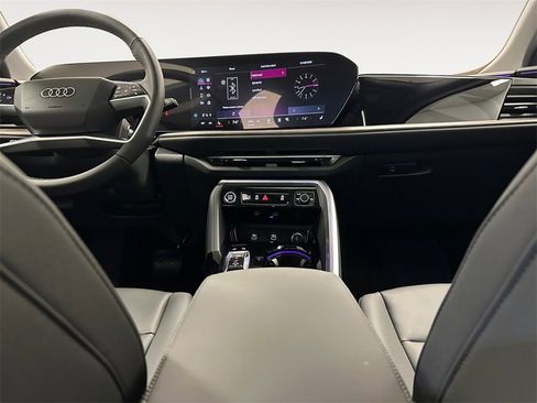 Used 2025 Audi Q5 Premium image 11