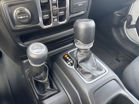 Used 2022 Jeep Gladiator Willys image 35