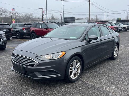 Used 2018 Ford Fusion SE w/ Fusion SE Technology Package image 3