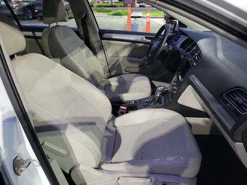 Used 2016 Volkswagen e-Golf SEL Premium image 18