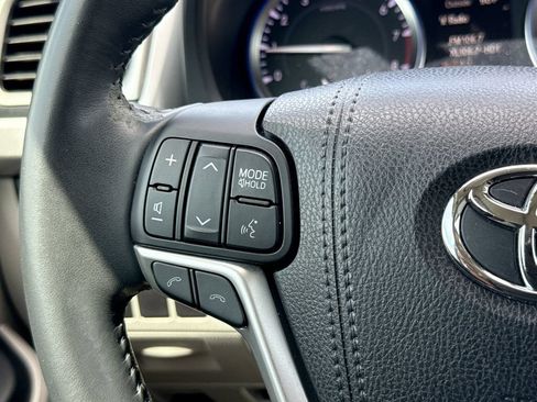 Used 2017 Toyota Highlander XLE FWD image 26
