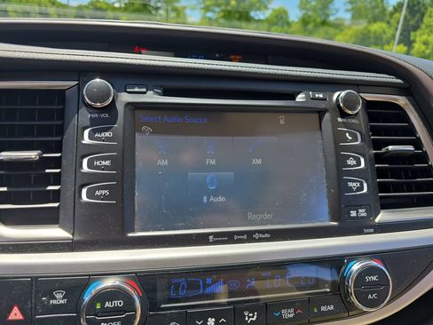 Certified 2019 Toyota Highlander XLE AWD/4WD image 26