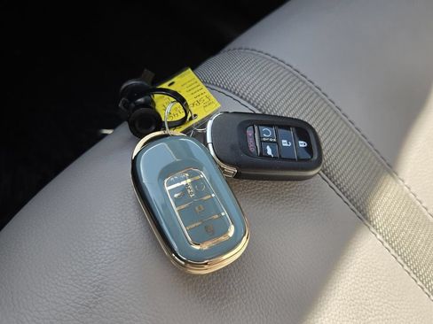 Used 2025 Honda Pilot EX-L image 18