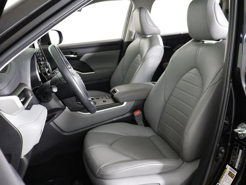 Used 2022 Toyota Highlander XLE AWD/4WD image 33
