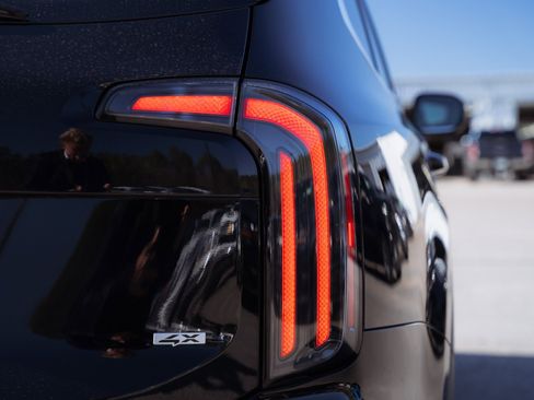 Used 2023 Kia Telluride EX w/ EX Captain's Chair Package image 15