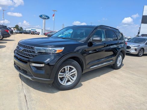 Used 2023 Ford Explorer XLT w/ Equipment Group 202A image 4