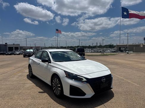 Certified 2025 Nissan Altima 2.5 SV FWD image 2