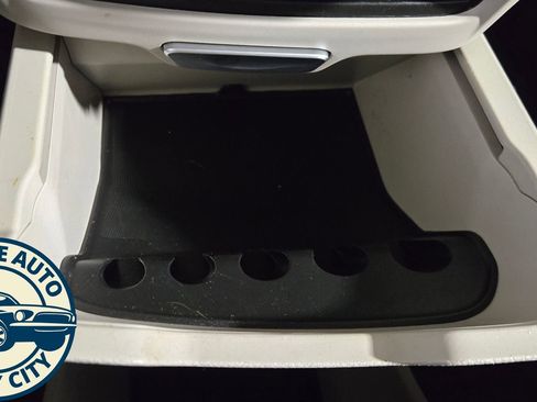 Used 2019 Chrysler Pacifica Touring Plus w/ Tire & Wheel Group FWD image 17