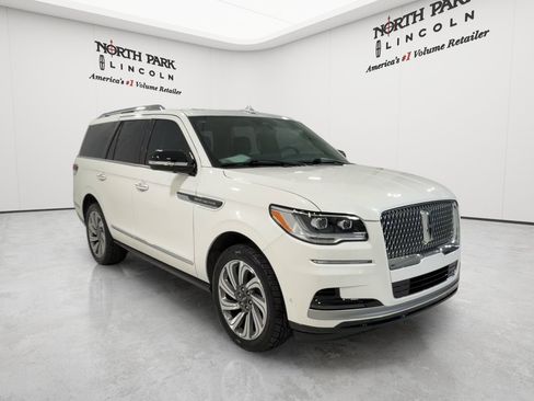 Used 2024 Lincoln Navigator Premiere AWD/4WD image 3