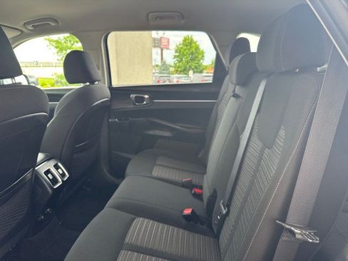Used 2023 Kia Sorento LX AWD/4WD image 7