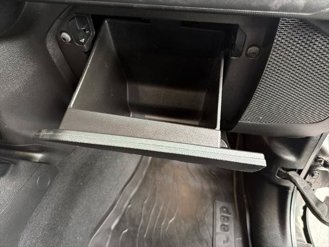 Used 2022 Jeep Gladiator Rubicon w/ LED Lighting Group AWD/4WD image 12