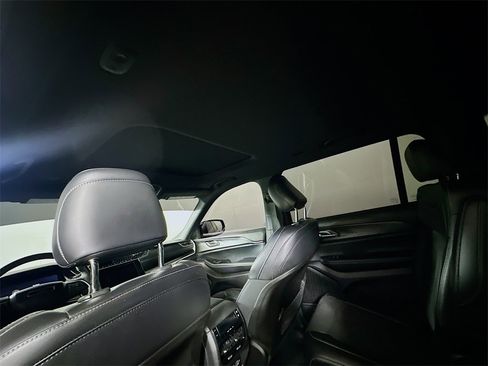 Used 2023 Jeep Grand Cherokee L Laredo image 13