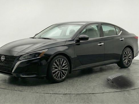 Used 2025 Nissan Altima 2.5 SV FWD image 3