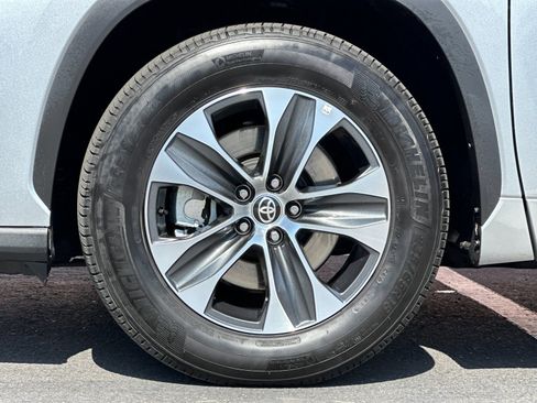 Used 2025 Toyota Highlander XLE FWD image 25