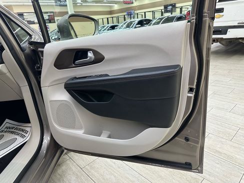 Used 2018 Chrysler Pacifica Touring-L Plus FWD image 42