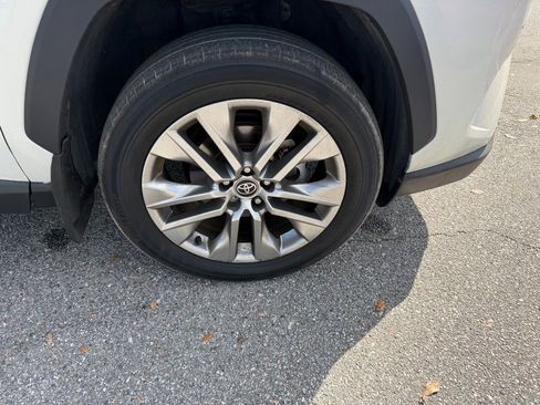 Used 2021 Toyota RAV4 XLE Premium image 4