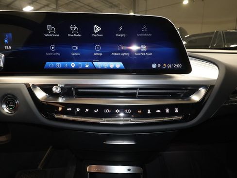 Certified 2025 Cadillac Lyriq Luxury AWD/4WD image 17