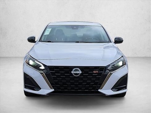 Used 2025 Nissan Altima 2.5 SR w/ SR Premium Package AWD/4WD image 2