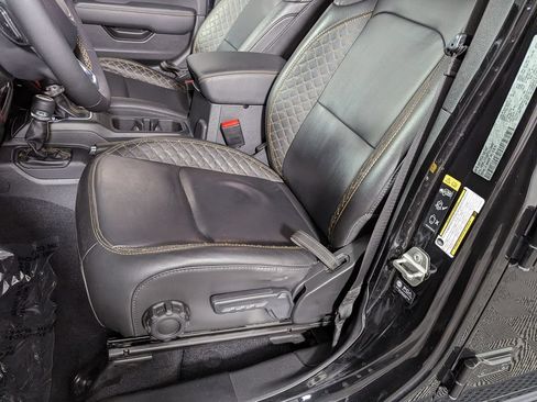 Used 2023 Jeep Gladiator Overland AWD/4WD image 15