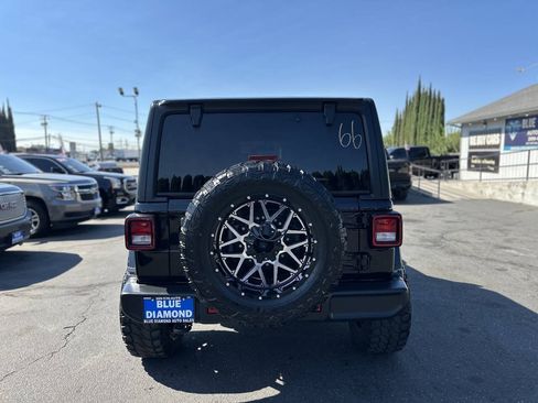 Used 2019 Jeep Wrangler Unlimited Sahara AWD/4WD image 5