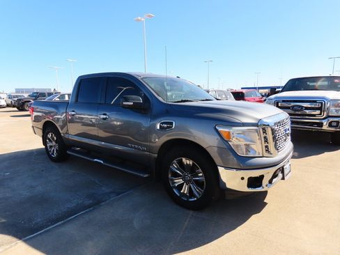 Used 2017 Nissan Titan SV image 7