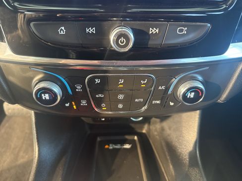 Used 2022 Chevrolet Traverse LT image 31