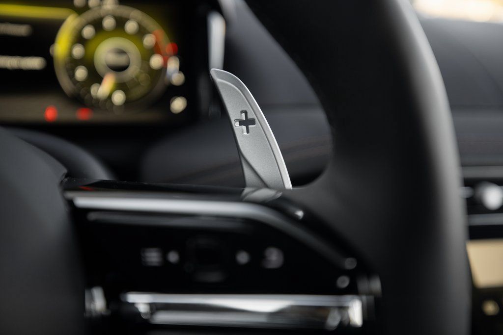 Used 2025 Aston Martin DB12 Coupe RWD image 33