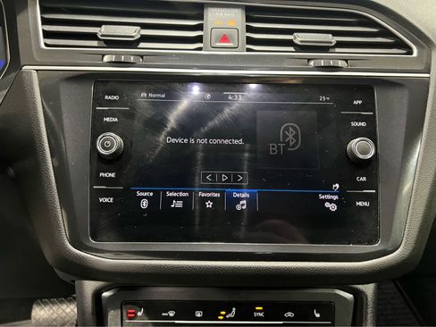 Used 2024 Volkswagen Tiguan SE image 37