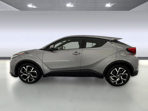 Used 2020 Toyota C-HR XLE FWD image 2