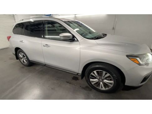 Used 2020 Nissan Pathfinder S image 2