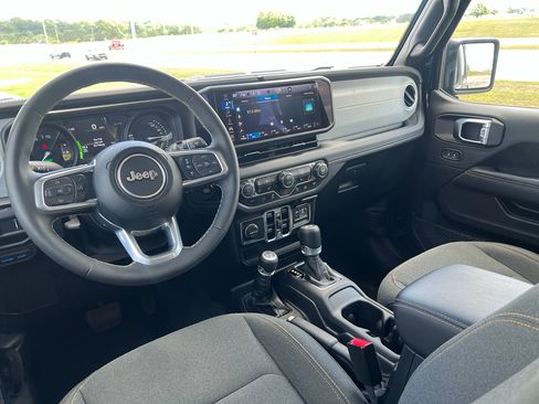 Certified 2025 Jeep Wrangler Sahara w/ Safety Group image 18