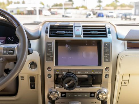 Used 2019 Lexus GX 460 Premium w/ Premium Package image 28