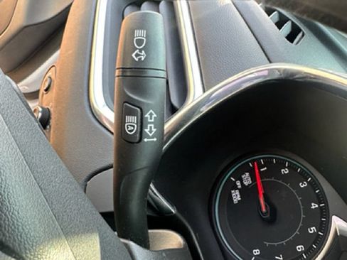 Used 2023 Chevrolet Equinox LT FWD image 9