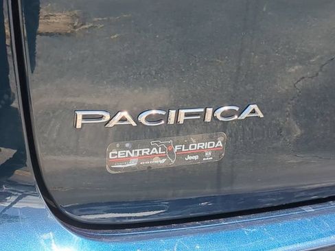 Used 2024 Chrysler Pacifica Touring FWD image 13