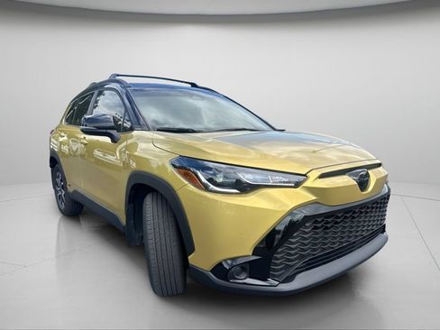 Used 2023 Toyota Corolla Cross AWD Hybrid w/ Moonroof Package image 2