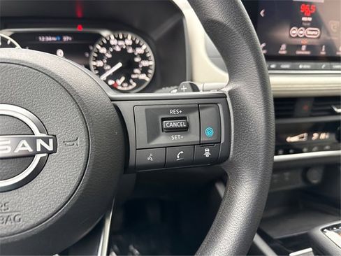 Used 2024 Nissan Rogue SV image 33