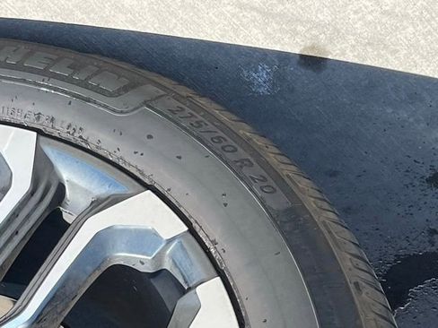 Used 2024 GMC Canyon Denali image 8