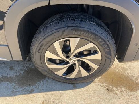 Used 2025 Volkswagen Tiguan S image 11