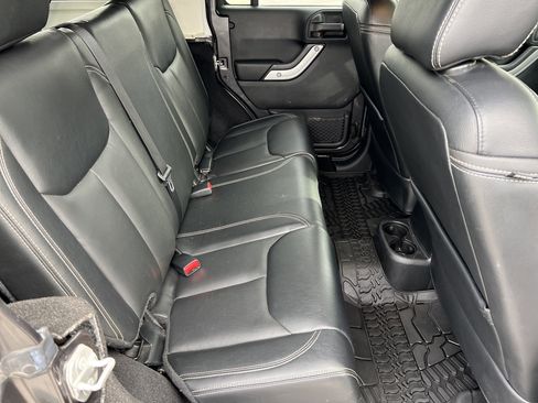 Used 2016 Jeep Wrangler Unlimited Rubicon image 25