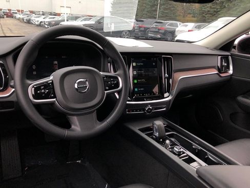 Used 2025 Volvo V60 B5 Cross Country Plus image 15