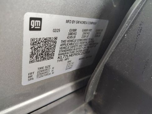 Used 2025 Chevrolet Trax LT w/ LT Convenience Package FWD image 3
