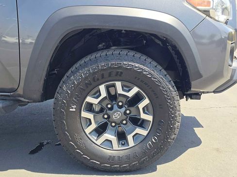 Used 2018 Toyota Tacoma TRD Off-Road w/ Technology Package AWD/4WD image 9