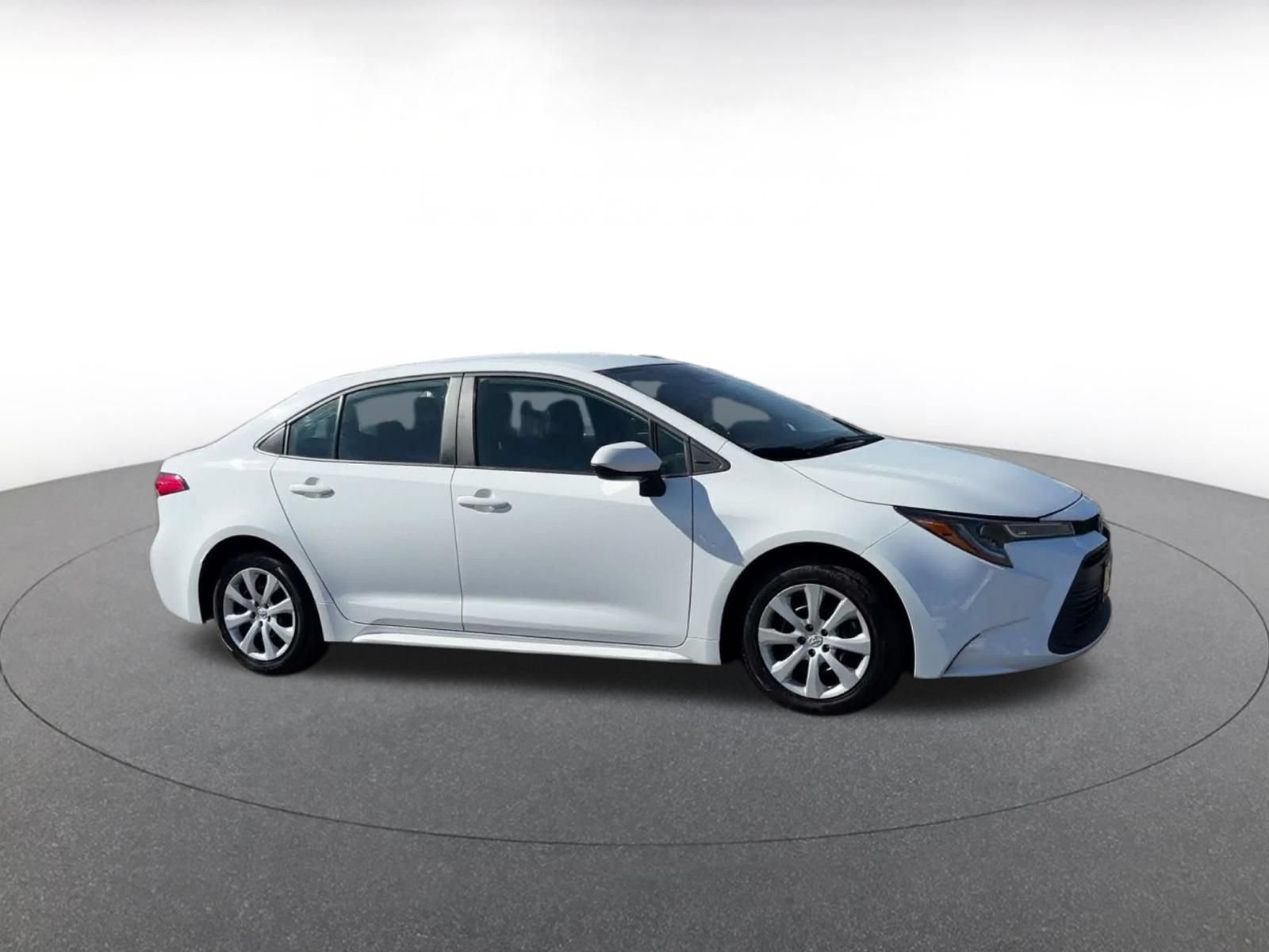 Used 2025 Toyota Corolla LE FWD image 2