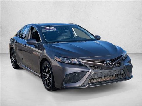 Used 2024 Toyota Camry SE image 3