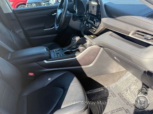 Used 2024 Toyota Highlander XLE image 13