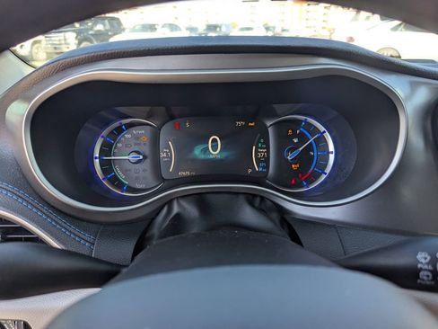 Used 2021 Chrysler Pacifica Touring image 21