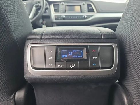 Used 2019 Toyota Highlander LE AWD/4WD image 37