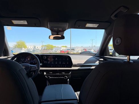 Used 2025 Chevrolet Traverse LT FWD image 24